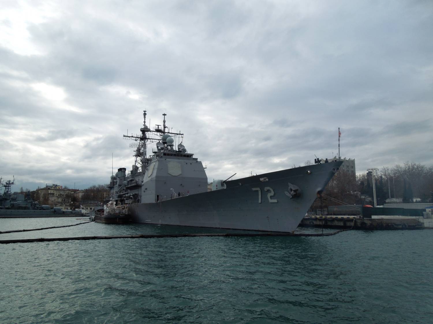 Американский крейсер севастопольцы встретили акцией протеста