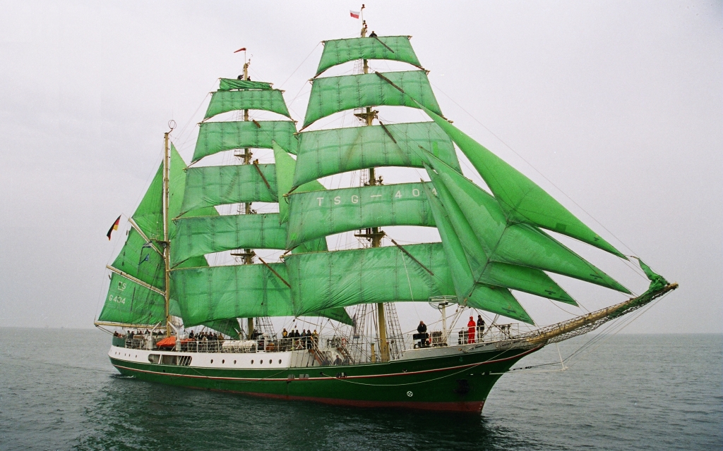Барк с зелеными парусами «Alexander von Humboldt»
