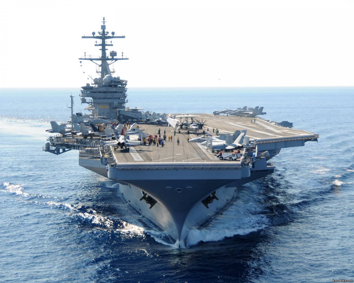 Новейший американский авианосец «USS George HW Bush» отправился в первый поход