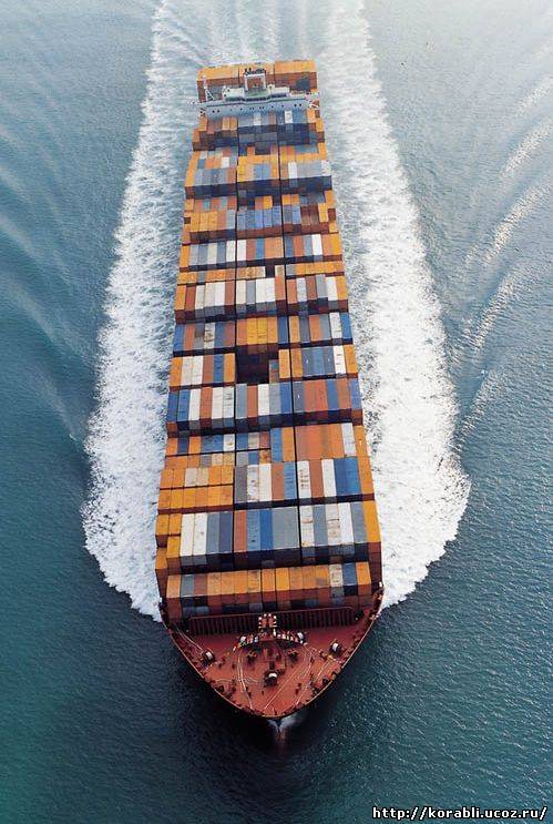 Один из самых крупных в мире - контейнеровоз «Shanghai Express»