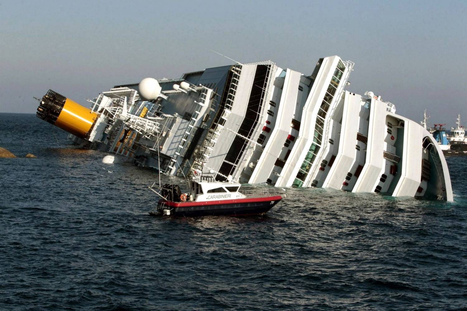 Место катастрофы лайнера «Costa Concordia» превратилось в туристическую привлекательность