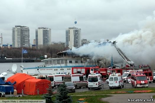 Крупный пожар на пассажирском теплоходе «Сергей Абрамов» в Москве