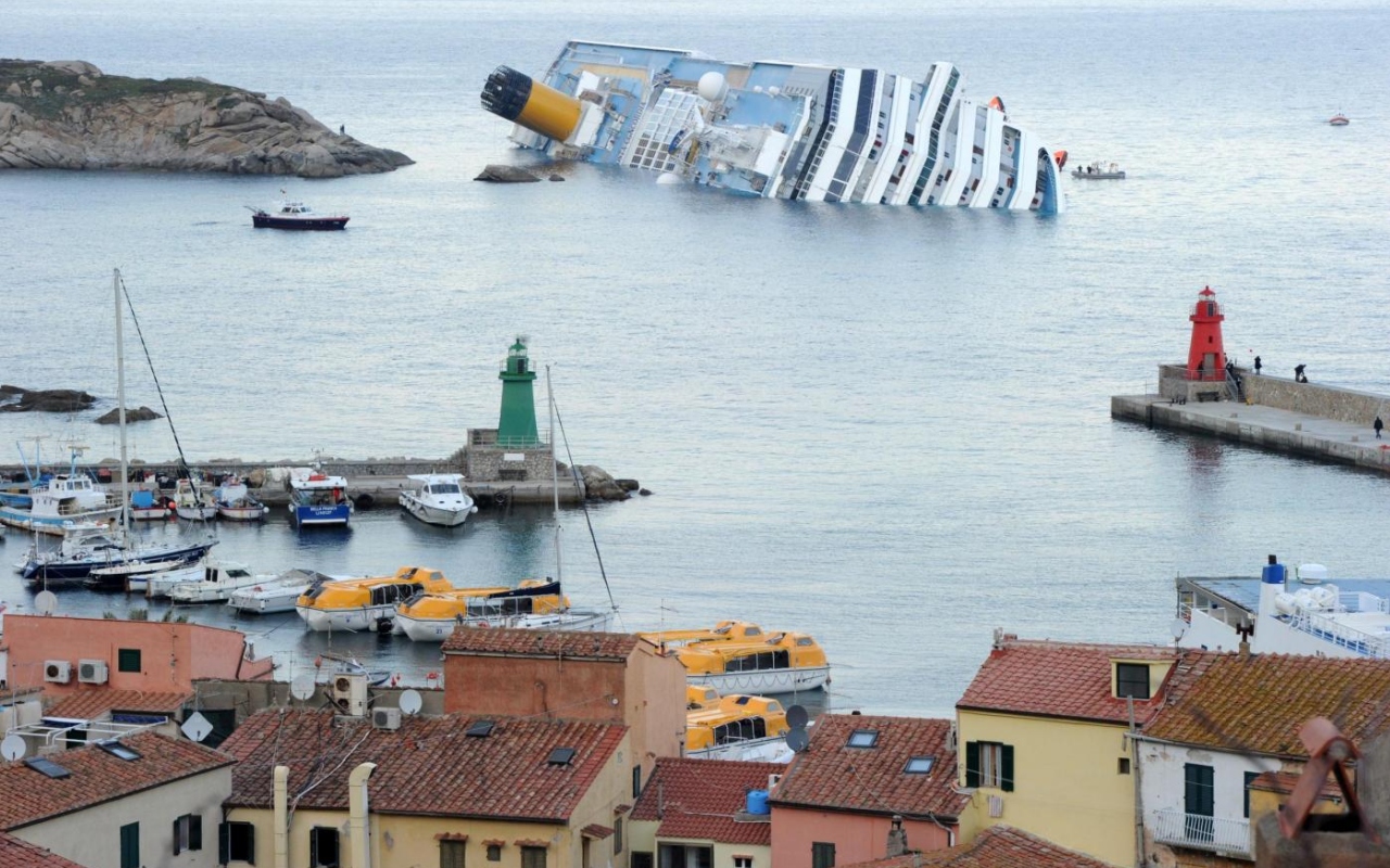 Интерес туристов к затонувшему лайнеру «Costa Concordia» не прекращается