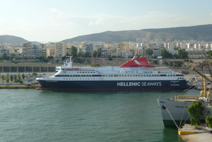 В Эгейском море терпит бедствие пассажирский паром Nissos Mykonos