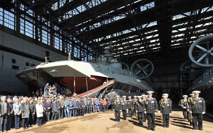 Украинские корабелы построили для Китая корабль-амфибию