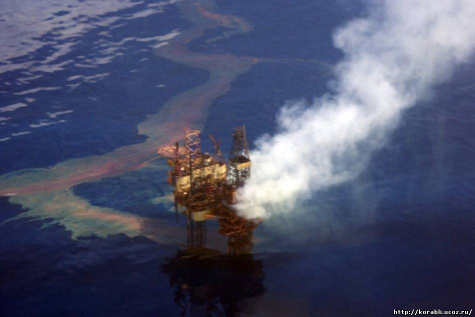 Во время ликвидации утечки нефти загорелась нефтяная платформа в Тиморском море