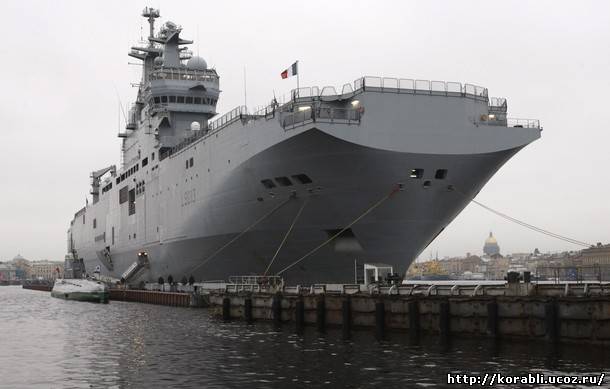 Десантный вертолетоносец корабль-док ВМС Франции посетил Санкт-Петербург