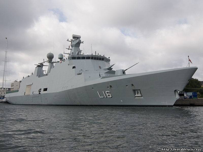 Датскому военному кораблю «Absalon» ВМС НАТО удалось потопить плавучую базу пиратов недалеко от побережья Сомали