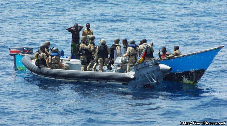 Военные моряки с фрегата ВМС Франции «Floreal» задержали в Индийском океане 12 сомалийских пиратов