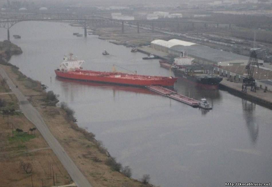Столкновения баржи с танкером. Более 2000 тонн нефти попали в акваторию порта