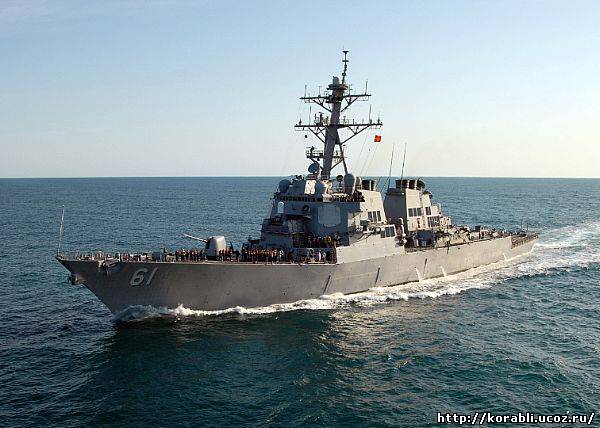Американский эсминец «USS Ramage» напугал Польшу