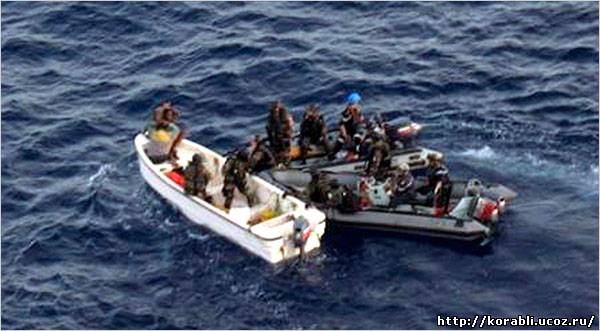 Пираты по ошибке обстреляли военный корабль ВМФ Франции
