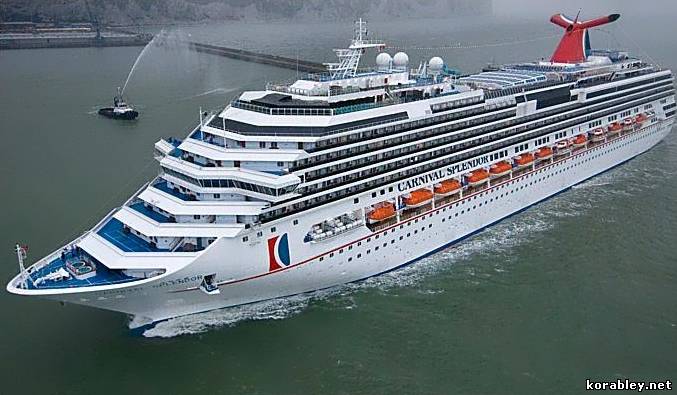Круизный лайнер «Carnival Splendor» с пассажирами на борту дрейфует в Тихом океане