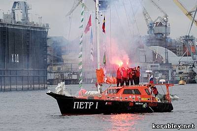 Крейсерская яхта «Петр I» вернулась в порт Санкт-Петербург из кругосветного арктического путешествия