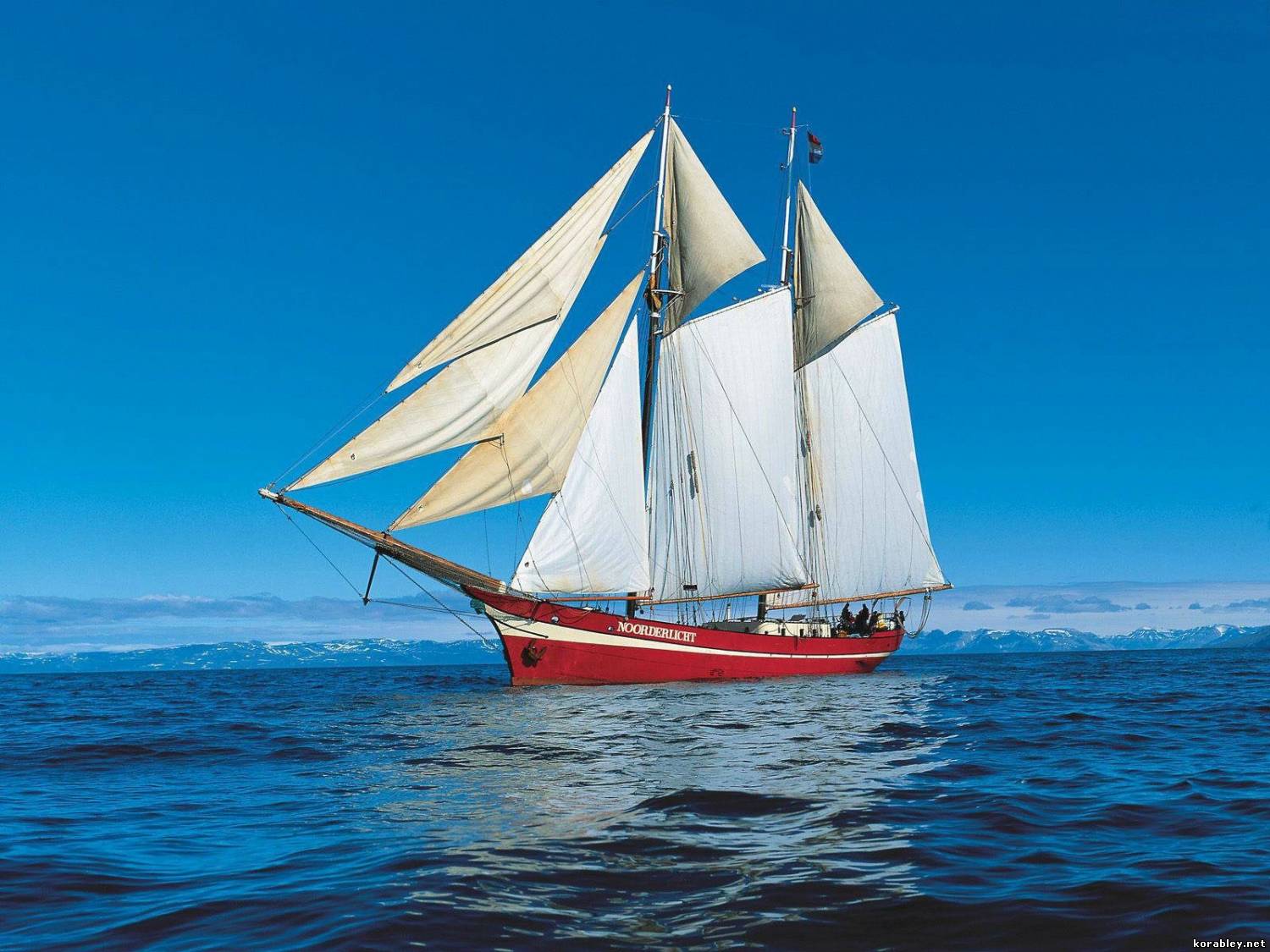 Столетняя шхуна «Noorderlicht» для любителей морских путешествий в зимний период